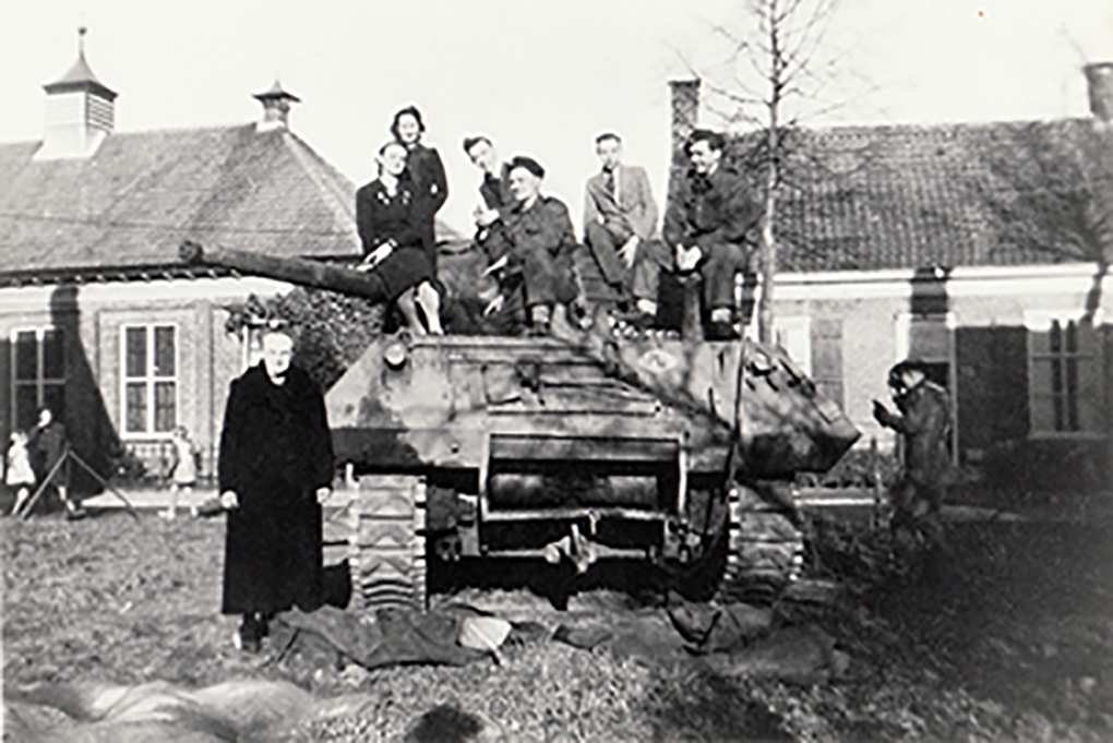 Poolse tank in een ruimte waar nog geen huis staat, achter links het Patronaat en rechts het huis van Martens.